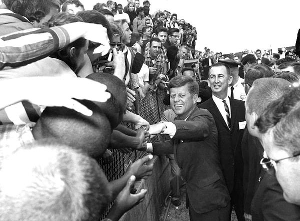 8. Başkan John F. Kennedy, Florida'da insanların ellerini sıkarken, suikastinden dört gün önce. (1963)