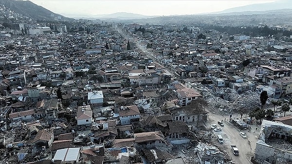 Deprem, doğanın en tahripkar güçlerinden biri olup, insan yaşamını ve çevreyi derinden etkileyebilir. Hatay'da yaşanan 6 Şubat depremi de tıpkı diğerleri gibi, insanların yaşamlarını ve evlerini altüst etti.