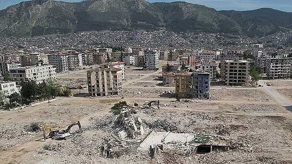 Hatay'da gerçekleştirilen bu enkaz temizleme çalışmalarının sonrasında karşımıza çıkan manzara, kalplerimizi bir kez daha derinden sarsmayı başardı.