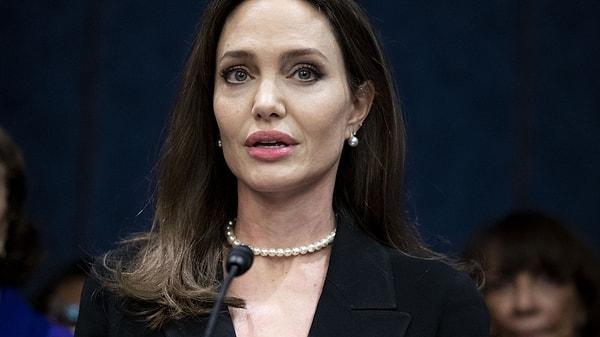 Jolie son olarak, 'İnsani ateşkes talep etmeyi reddederek ve BM Güvenlik Konseyi'nin her iki tarafa da ateşkes dayatmasını engelleyerek, dünya liderleri bu suçlara ortak oluyor.' dedi.