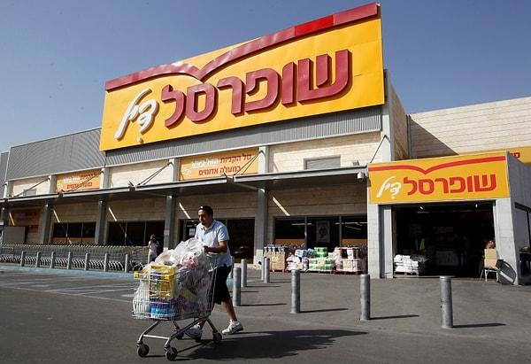 İsrail süpermarketlerinde Türk mallarının boykot edilmesi kararının arkasında kamuoyu baskısının olduğu iddia ediliyor. İsrail'deki Haaretz gazetesinin haberine göre ülkenin en büyük marketleri olan Shufersal, Rami Levy ve Yochananof Türk mallarını satmayı durdurmuş durumda.