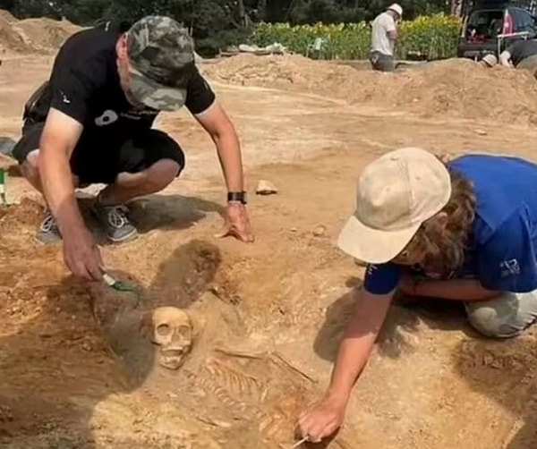 17. yüzyılda cadı, hayalet ve vampir gibi kavramlar son derece yaygındı. Aynı kazı alanında bulunan kadın cesedinin üzerinde de asma kilitle birlikte orak bulundu.