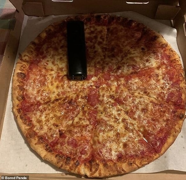 Pizzacıları aramak için kullanılabilecek pizzadan çıkan bir telefon.