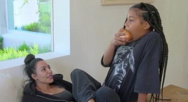 Kızının elma gibi soğan kütür kütür soğan yemesi Kim Kardashian'ın da şaşkınlıkla tepki vermesine sebep oldu.