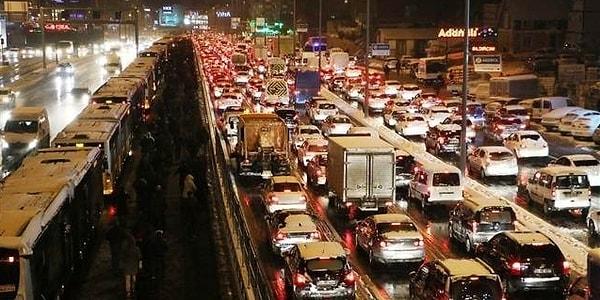 İstanbul’da gün içinde en yoğun trafik yaşandığı bölgeler Mecidiyeköy, Şirinevler ve Beşiktaş olarak dikkat çekiyor.
