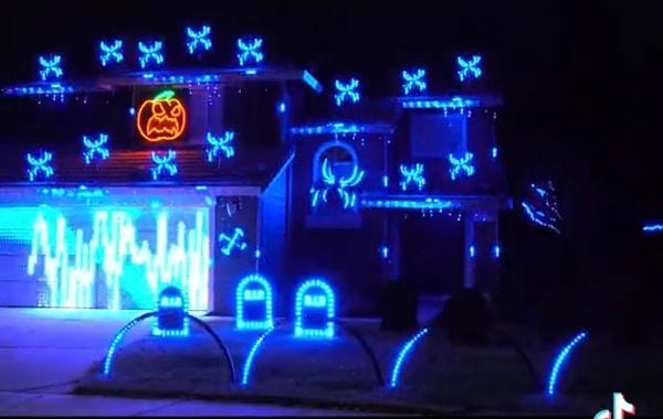 Bir adam, evinin önüne ışıklarla muazzam bir müzik sistemi kurdu.