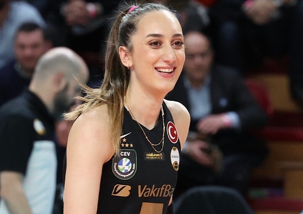 Vakıfbank ve Türkiye kadın millî voleybol takımında forma giyen başarılı voleybolcumuz Ayça Aykaç, sempatik ve eğlenceli tavırlarıyla gönlümüzde taht kuran bir oyuncumuz.