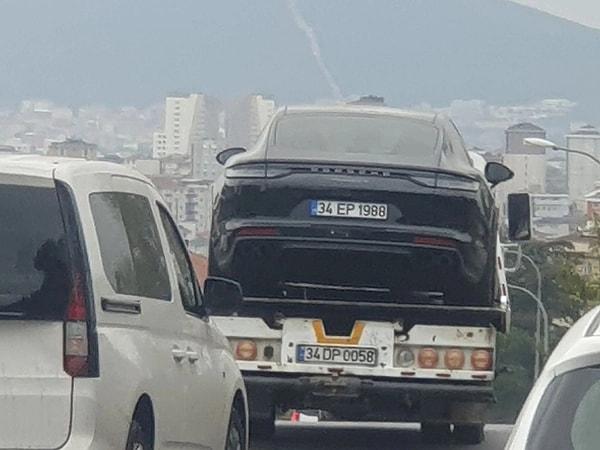 Yediemin Otoparkı'na çekileceği belirtilen Polat Ailesi'ne ait lüks araçların Vatan Caddesi'nde sergilenmesine sosyal medyada sayısızca yorum yapıldı.