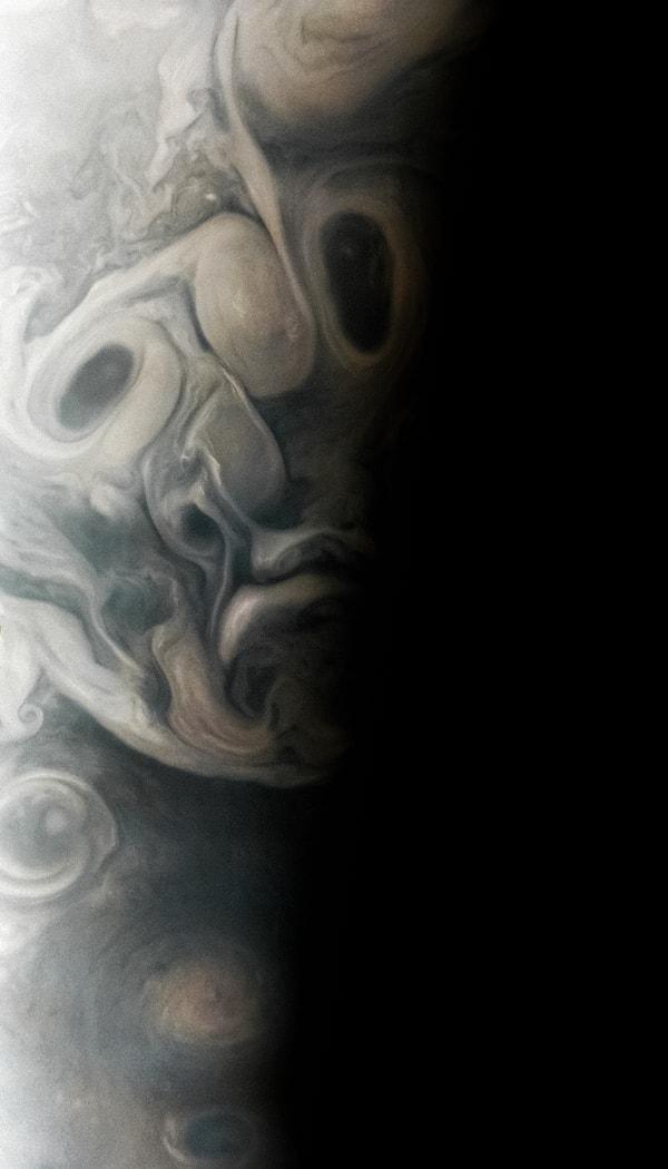 NASA'nın Juno görevi kapsamında Jüpiter'in kuzeyinde çekilmiş olan bir fotoğraf, Cadılar Bayramı temasıyla dikkat çekiyor.