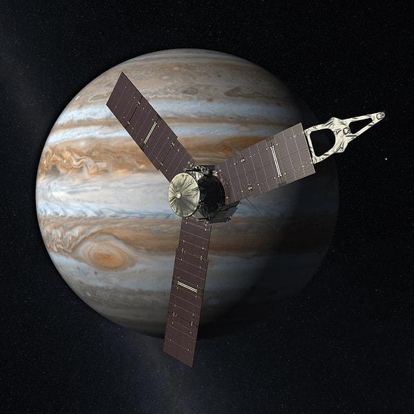 Bu fotoğraf, Juno uzay aracının 54. yakın uçuşu esnasında gezegenin yaklaşık 7.700 kilometre üstünden ve 69 derece kuzey enleminden alındı.