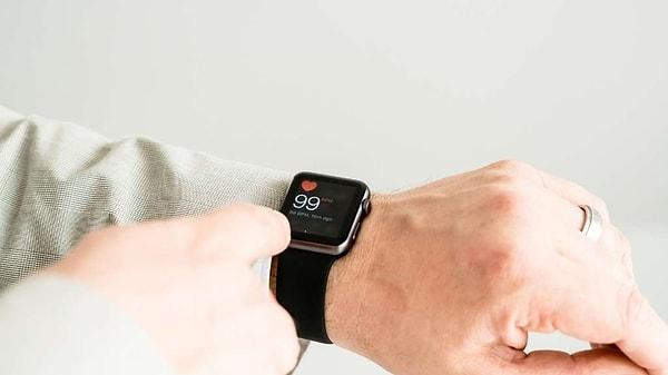 Gurman ilk olarak, uzun bir süredir beklenen kan basıncı ölçme özelliğinin yeni Apple Watch'lar ile beraber kullanıma sunulacağını öne sürüyor.