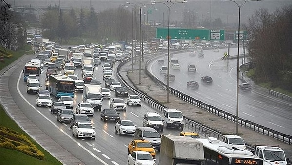 Sağanak yağışın etkisini gösterdiği İstanbul'da mesai saatinin bitimiyle trafik yoğunluğu Avrupa Yakası'nda yüzde 90'a Anadolu Yakası'nda ise yüzde 85'e ulaştı.