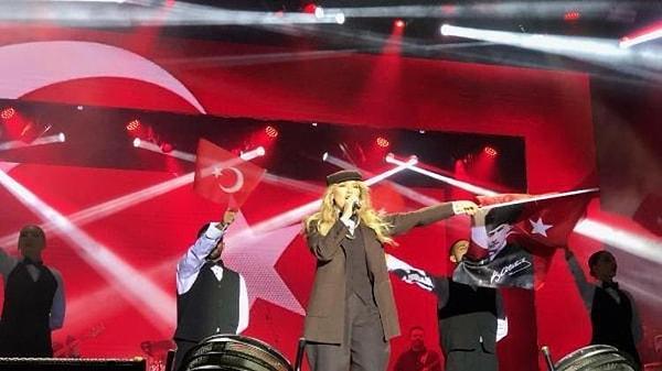 Türkiye'nin en sevilen seslerinden biri olan Hadise, 29 Ekim performansıyla gözlerimizi doldurmuştu.