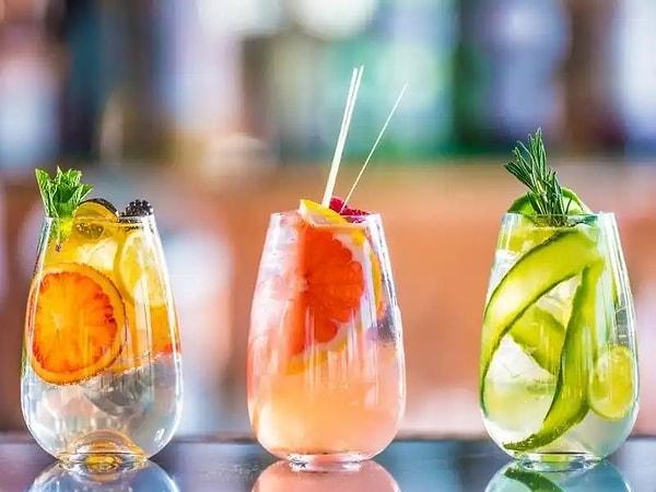 Diyetisyen Ivanir'e göre kokteyllerde bulunan alkol ve fruktoz şurupları, karaciğer için iyi bir tercih olmayabilir: