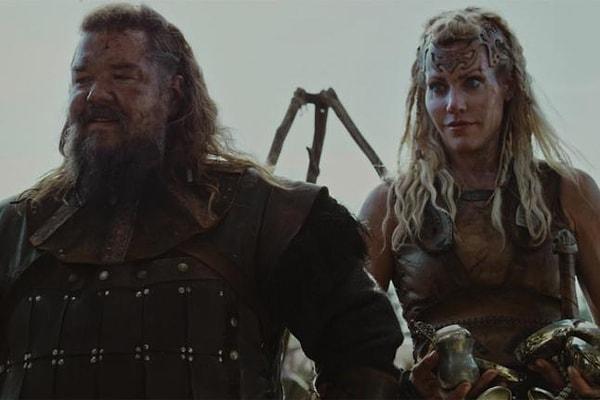 Kısaca Vikinglerin yaşam tarzı ve kültürleriyle dalga geçen bir durum komedisi olan Norsemen'in başrollerinde Kåre Conradi,  Nils Jørgen Kaalstad, Jon Øigarden gibi oyuncular rol alıyor.