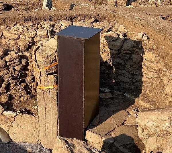 Kazı alanında görevli arkeologlar ise heykelin kötü hava koşullarından korunması için bu yöntemin tercih edildiğini söyledi.
