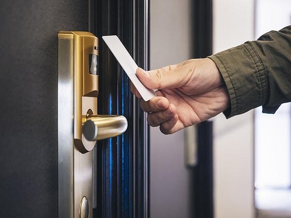 13. Otel odanızın anahtar kartını kaybederseniz, kopyalarını değil yeni bir anahtar isteyin.