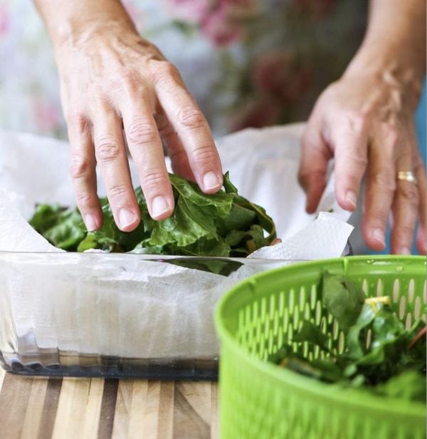 5. Yeşilliklerinizi uzun süre saklayabilmek için plastik bir kaba koyun, üstüne bir kağıt havlu yerleştirin ve kabı ters çevirerek buzdolabında tutun.