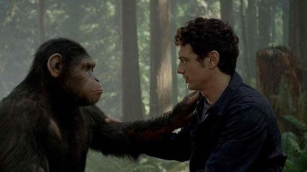 Bu araştırmaları gözlemleyen Will Rodman, Caesar adını verdiği bir maymunu tesisten kaçırıp onunla dostluk kuruyor.
