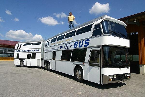 DerBus adı verilen Jumbocruiser 1975 yılında Alman motor devi Neoplan GmbH tarafından üretildi ve 170 yolcu kapasitesiyle dünyanın en büyük otobüsü oldu.