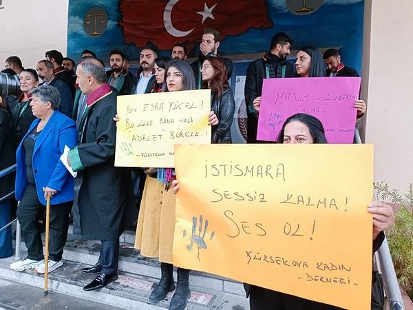 Bugün saat 14.50’de gecikmeli olarak başlayan karar duruşmasına Türkiye’nin çeşitli illerinden avukatlar ve kadın kurumları katılım sağladı. Şemdinli Adliyesi'nden SEGBİS aracılığı ile bağlanması beklenen sanıklar duruşmaya katılmazken, avukatları hazır bulundu. Sanıkların avukatı AK Parti Hakkari İl başkanı Zeydin Kaya ise 5 Eylül de müdafilikten çekilmişti.