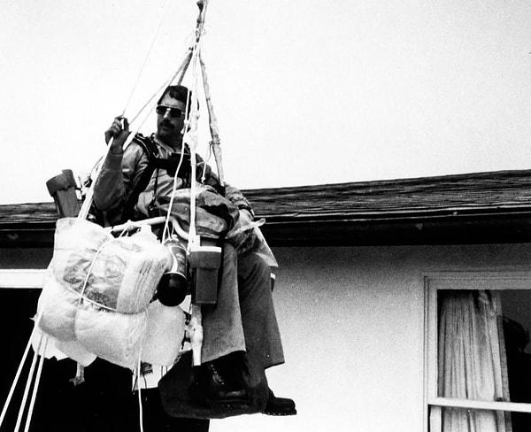 14. 1982'de Larry Walters, bir çim sandalyesine bir sürü hava balonu bağladı ve LA üzerinden 16 bin fit havada uçtu.
