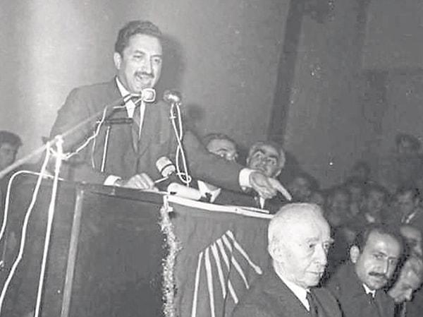 Ecevit'le yoğun bir mücadeleye giren İnönü, 4 Mayıs 1972'de toplanan 5. Olağanüstü Kurultay'da "Ya ben ya Bülent!" sözleriyle siyasetinin partisince onaylanmaması durumunda istifa edeceğini açıkladı.