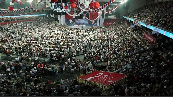 1367 kayıtlı CHP delegesinin oy kullanması sonrasında sayıma geçilecek ve akşam saatlerinde CHP’nin yeni genel başkanı belli olacak.
