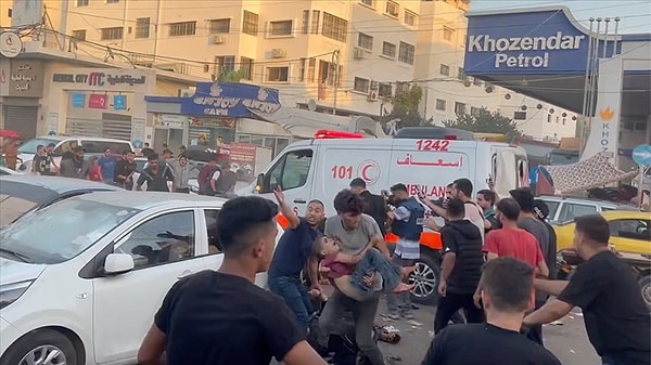 Hamas tarafından yapılan açıklamada, dün İsrail güçlerinin Gazze'den güneydeki Refah Sınır Kapısı'na doğru giden ve ağır yaralı insanları taşıyan bir ambulans konvoyunu" hedef aldığı belirtildi. Bu saldırıda 13 kişinin hayatını kaybettiği ve 26 kişinin yaralandığı bildirildi.