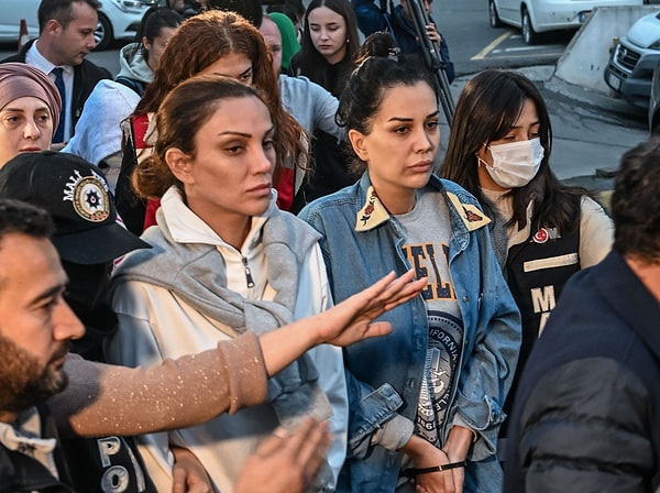 Dilan Polat’ın polis sorgusu esnasında ağladığı belirtildi. "Ben sadece reklam yüzüyüm" açıklaması yapan Dilan Polat'ın kendisine yönlendirilen sorulara “Şirketlerin hareketleri, para giriş çıkışlarıyla eşim ve muhasebe birimi ilgileniyor." dediği ortaya çıktı.