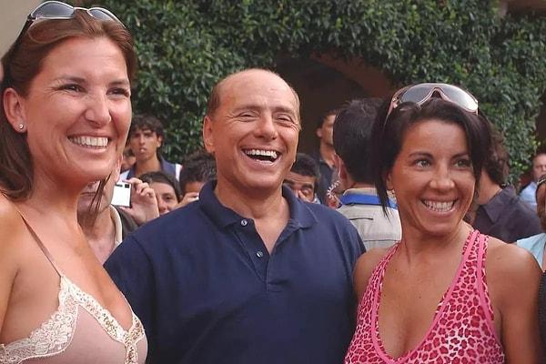 İçinizde belki bilmeyenler vardır; Berlusconi yaptığı siyasi işlerden çok ardı arkası kesilmeyen skandal haberlerle gündeme geliyordu.