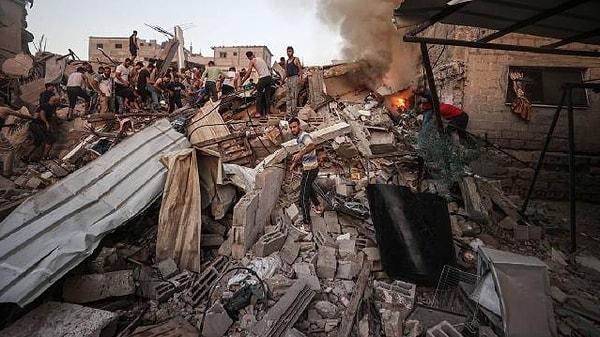İsrail ordusu Gazze'ye yaptığı saldırılar ile savaş suçu işlemeye devam ediyor. İsrail ordusu dün çocuk hastane ve okul bombalayarak dünyadan tepkiler almaya devam ediyor.