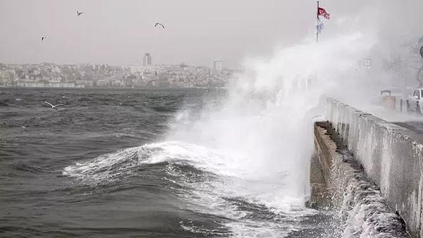 Lodosun etkili olduğu İstanbul'da akşam saatlerinde yağış ve fırtına bekleniyor.