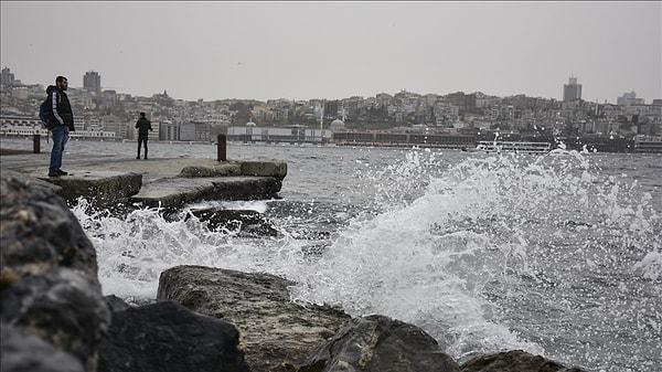 İstanbul'da bugün akşam saatlerinden itibaren kuvvetli fırtına ve ilerleyen saatlerde sağanak yağmur geçişlerinin yaşanacağı tahmin ediliyor.
