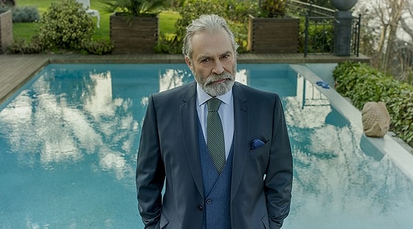 Haluk Bilginer'in şimdilerde herkesin merakla beklediği bir yapımı daha var. Bilginer, Paramount+ platformunda yayımlanması beklenen "The Turkish Detective" adlı dizide Müfettiş Çetin İkmen rolüne hayat veriyor.