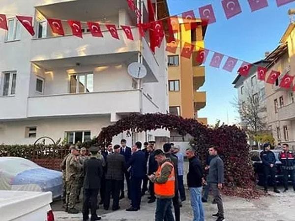 Şehidin baba evine ve sokağa Türk bayrakları asıldı.