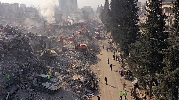 6 Şubat gecesi 11 ilimizde yaşanan depremin üzerinden tam bir yıl geçti. Binlerce insan eksik kaldı o gece... Bir yıl geçse de ne geride kalanları ne de toprak olanları unuttuk.