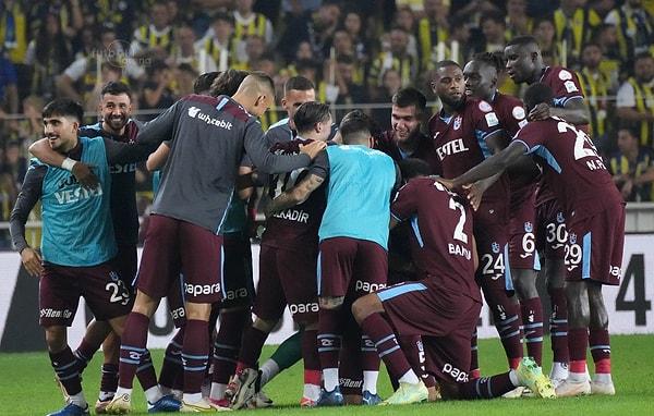 Kadıköy'de 3 puanı 3 golle ayrılmayı başaran Trabzonspor, ezeli rakibi Fenerbahçe'nin namaağlup serisini sona erdirdi.
