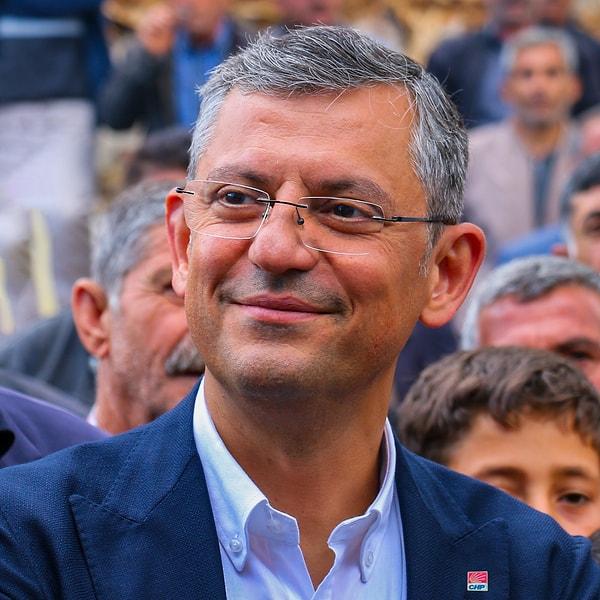 Yapılan ikinci tur oylaması sonunda 812 oy alan Özgür Özel, 536 oy alan mevcut genel başkan Kemal Kılıçdaroğlu'nu geride bırakarak CHP'nin yeni genel başkanı oldu.