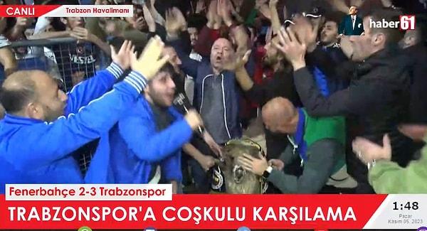 O anlarda Trabzonspor taraftarları, Fenerbahçe atkısı geçirdikleri koçu havalimanına getirip üçlü çektiler.