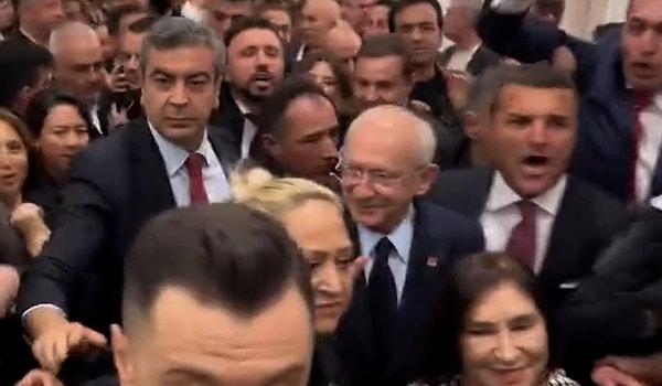 CHP Eski Genel Başkanı Kemal Kılıçdaroğlu'nun salona, Eski Şişli Belediye Başkanı ve CHP Erzincan Milletvekili Mustafa Sarıgül'ün oğlu Emir Sarıgül ile giriş yapması dikkat çekti.