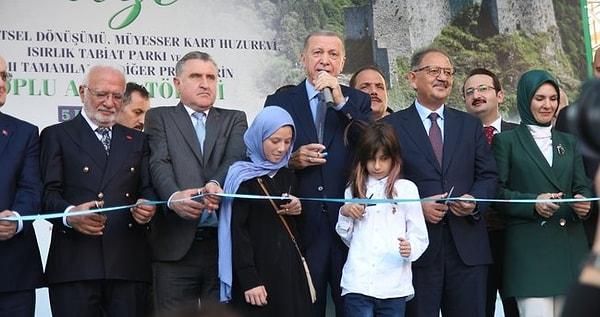 Erdoğan'la birlikte sahnede bulunan bir çocuk kurdeleyi kesmek için acele edince ortaya ilginç anlar çıktı.