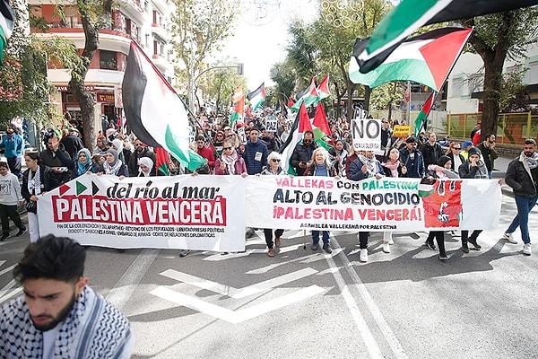 Dünyanın birçok ülkesinde insanlar, Filistin için sokağa döküldü. İspanya'da düzenlenen protestoda, "Siyonist İsrail devletinin vahşetini ve soykırımını kınıyoruz.  İsrail'in insanlık dışı saldırılarını ve ona destek olan ülkeleri durmaya davet ediyoruz" sloganları atıldı.