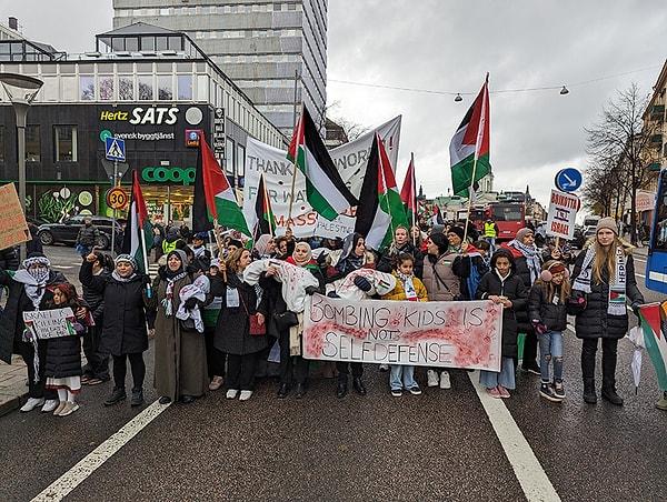 İsveç'in Stockholm şehrinde de yüzlerce kişi, İsrail'i protesto etti. İsveç vatandaşları ellerinde "Soykırımı durdurun" ve "Sonsuza kadar Filistin" yazılı pankartlarla destek yürüyüşü yaptı.