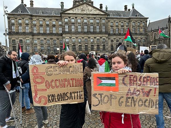 Hollanda'da da yüzlerce kişi, İsrail ve ABD'yi protesto etti. "Biden ödüyor, İsrail vuruyor" sloganları atan Hollandalılar, "Nehirden denize özgür Filistin" pankartlarıyla ateşkes çağrısı yaptılar.
