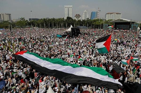 Endonezya'nın Cakarta kentinde 2 milyonu aşkın kişi Filistin'e destek için toplandı. Filistin bayrakları ile "Özgür Filistin" pankartları taşıyan göstericiler, dünyada ses getirdi.