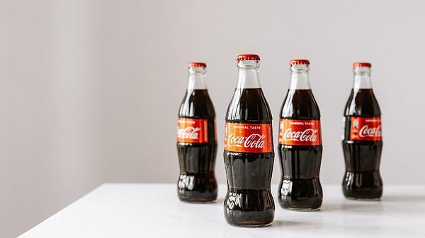 Coca-Cola dünyanın en ünlü içecek markalarından biri. Tek bir içecek de değil birçok gazlı, gazsız içeceği üreten ve satan şirket, dünyada boykot edilecek şirketler sıralamasında her daim de ilk sıralarda geliyor.