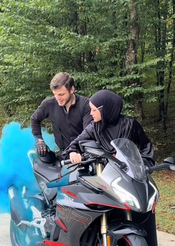 Motorun egzoz kısmına içi ilgili renkle dolu bir balon takan ikili, balonun şişip patlamasıyla cinsiyeti öğrendiler.