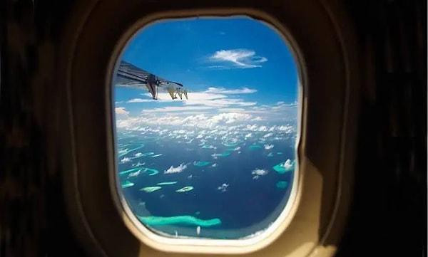 Uçak pencereleri, birkaç nedenden dolayı yuvarlak bir şekle sahiptir.