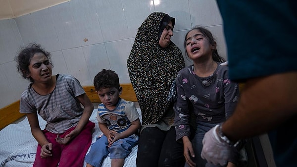 Gazze'deki Sağlık Bakanlığı, İsrail'in abluka altındaki Gazze Şeridi'ne düzenlediği saldırılarda öldürülen Filistinlilerin sayısının 10 bini geçtiğini açıkladı.